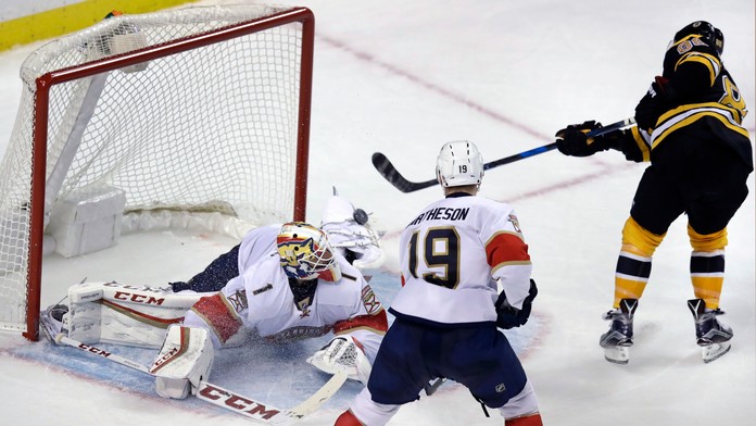 David Pastrňák prekonáva Roberta Luonga.