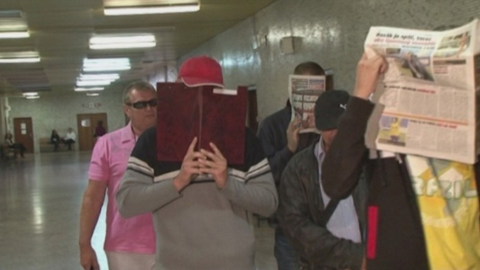 Na archívnej snímke stíhaní policajti v kauze bitky na policajnej stanici Juh.