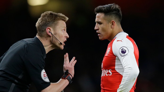 Rozhodca dôrazne dohovára Alexisovi Sanchézovi.