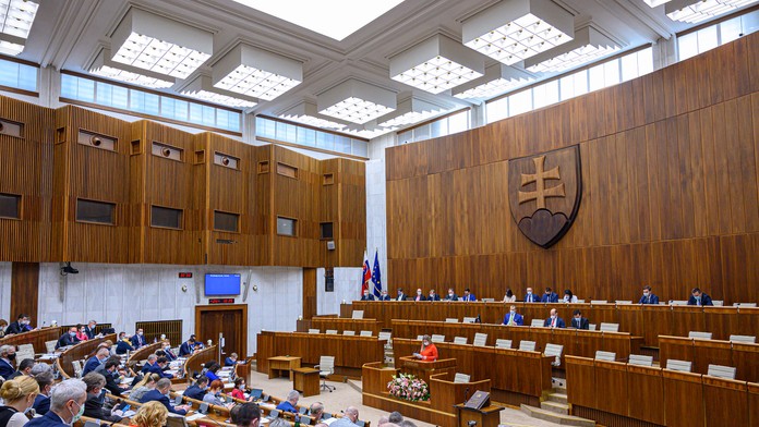 Ľudia spiaci na podlahe v madridskej nemocnici.