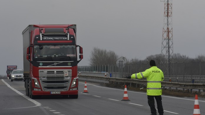 Na hraničnom priechode Brodské - Lanžhot sa tvoria kolóny. Nákladiaky stoja po 17. kilometer