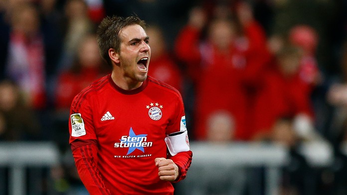 Hráč Bayernu Mníchov Philipp Lahm oslavuje druhý gól do bránky Ingolstadtu.