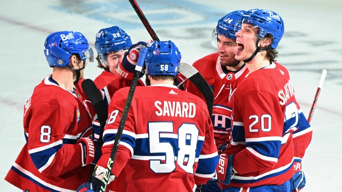 Slovenský hokejista Juraj Slafkovský z Montrealu Canadiens sa raduje z gólu so spoluhráčmi .