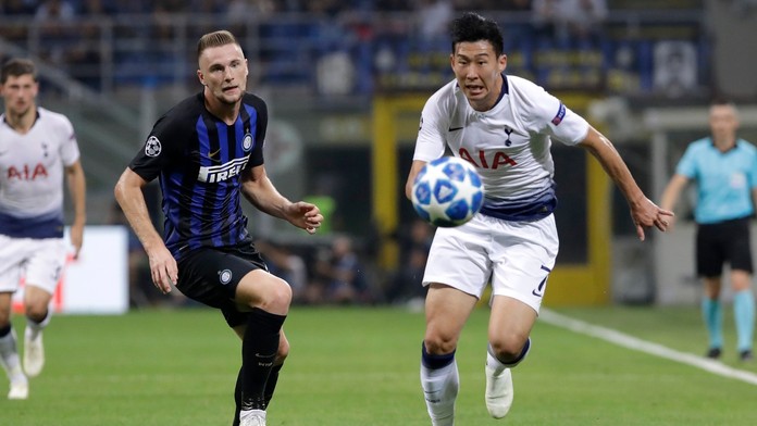 Obranca Interu Miláno Slovák Milan Škriniar (uprostred) a hráč Tottenhamu Son Heung-min bojujú o loptu.