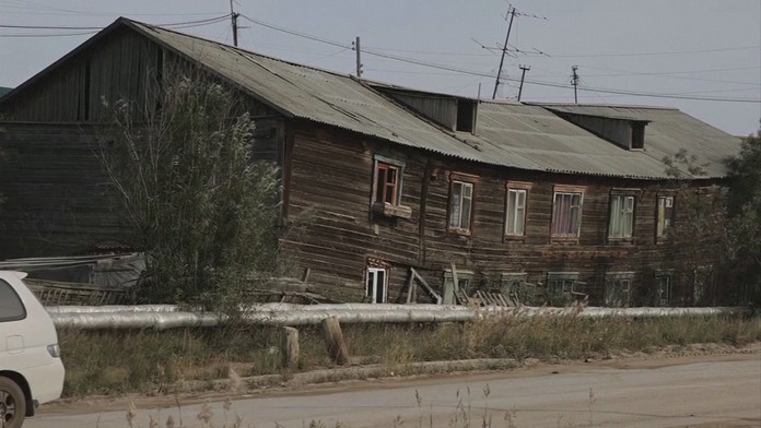 Domy na Sibíri sa pre roztápajúci permafrost deformujú
