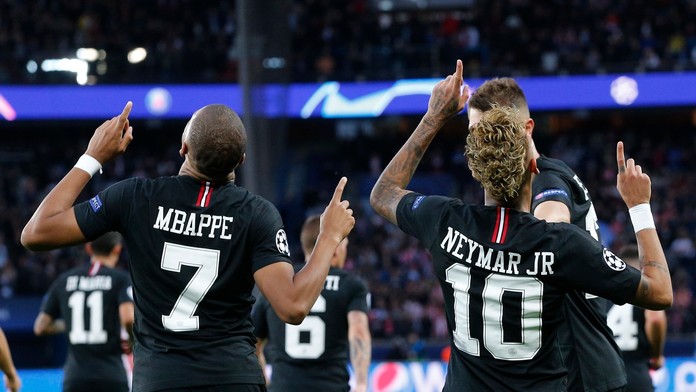 Dvojica z PSG Neymar (vpravo) a Kylian Mbappé sa raduje v dueli LM proti Crvenej zvezde.
