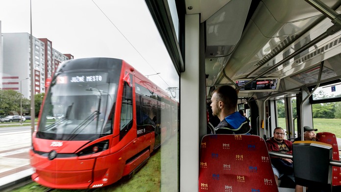 Ušetrite až 370 eur ročne. V Bratislave si už kúpite električenku priamo na zastávke