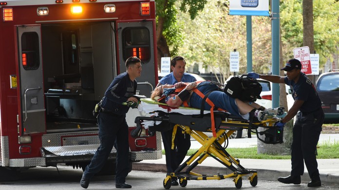 Odvážajú zraneného človeka.