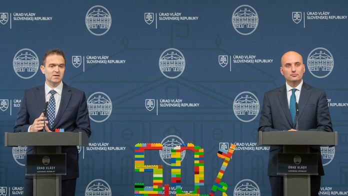 Predseda vlády Ľudovít Ódor a minister financií Michal Horváth