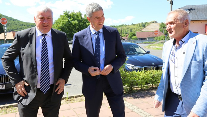 Minister dopravy a výstavby Árpád Érsek, podpredseda parlamentu Béla Bugár a starosta obce Mýtna Pavel Greksa.