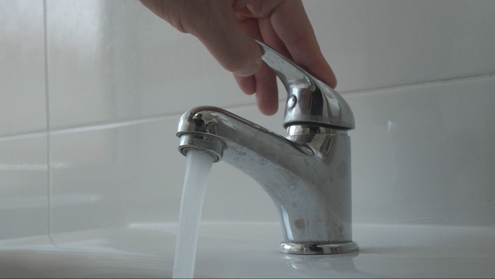 Voda im z kohútikov konečne tečie, no piť ju neodporúčajú. Čakajú na rozbory vzoriek