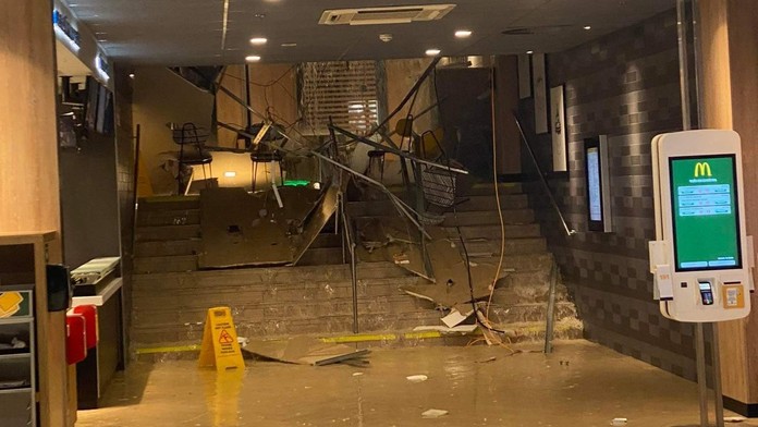 VIDEO: Hrôzostrašné chvíle v obchodnom dome v Liberci. V dôsledku prívalových dažďov sa zrútil strop