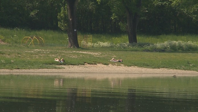Prvý tropický deň je za nami. Stretli sme odvážnych plavcov na pláži pri Váhu aj lyžiarov