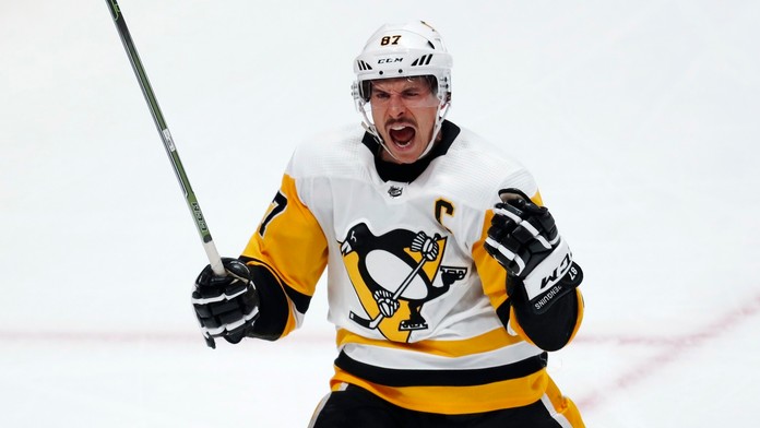 Sidney Crosby z Pittsburghu oslavuje gól proti Coloradu.