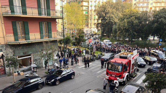 Lúpež banky za bieleho dňa. Zlodeji držali 25 rukojemníkov, keď dnu vtrhli policajti, boli už fuč