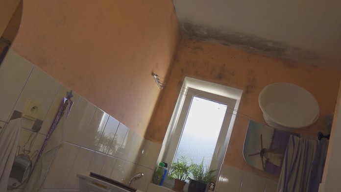 Sociálny byt, v ktorom žijú, nie je bezpečný. 