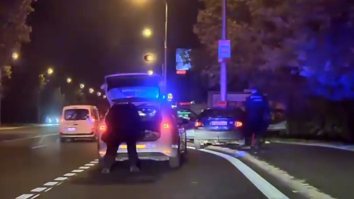 Unikal pred políciou v protismere a s malými deťmi. Jedno z nich je ťažko  zranené