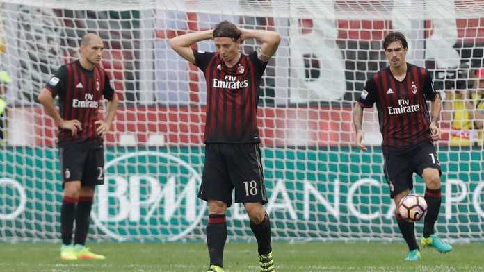 Sklamanie hráčov AC Miláno inkasovaní gólu od hráča Udinese Stipe Pericu.