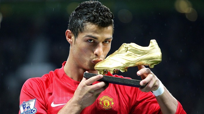 Christiano Ronaldo, ešte v drese Manchesteru United, bozkáva Zlatú kopačku pre najlepšieho strelca Európy