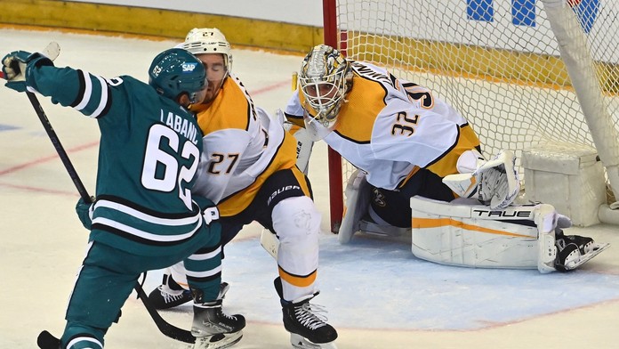 NHL: Praha tlieskala famóznemu hokeju, "predátori" v zuboch trhali "žralokov"