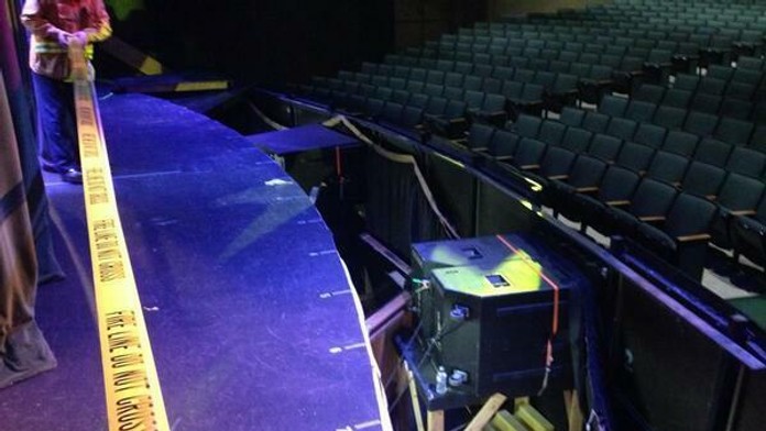 Padnuté pódium v Anaheime