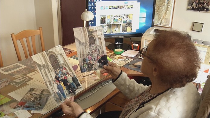 Anna Uhrová s fotografiami zo Svätej zeme.