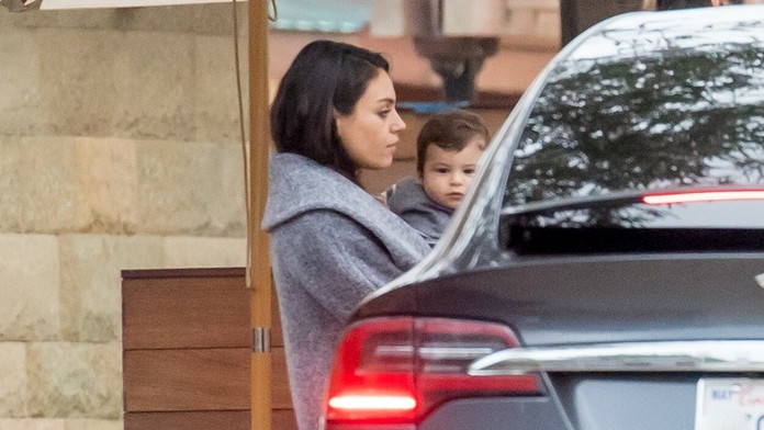 Mila Kunis a Ashton Kutcher konečne ukázali synčeka. To je ale vlasáč