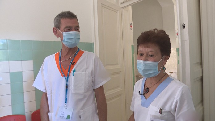 Sanitár Jozef Schlár a jeho manželka Hermína, ktorá robí zdravotnú sestru. 