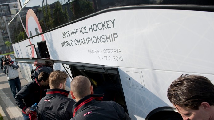 Na snímke hráči nastupujú do autobusu pred odchodom na MS v hokeji v Prahe a Ostrave