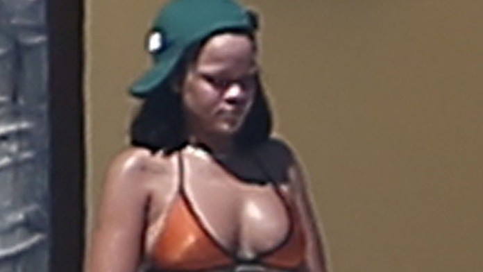 Rihanna na dovolenke v bikinách: Výrazne sa zaoblila