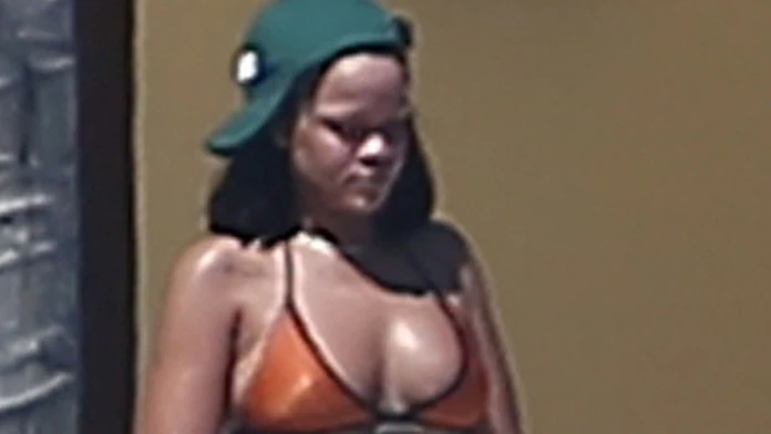 Rihanna na dovolenke v bikinách: Výrazne sa zaoblila