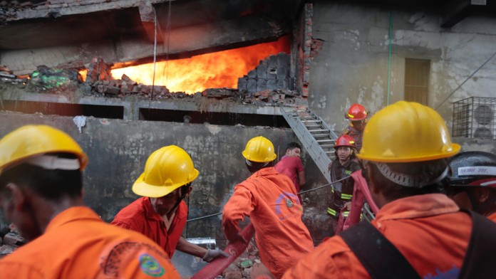 Po výbuchu továrne vypukol na mieste požiar.