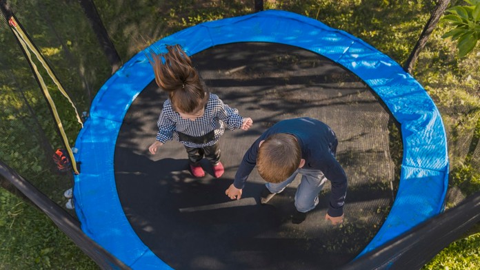 Deti na trampolíne 