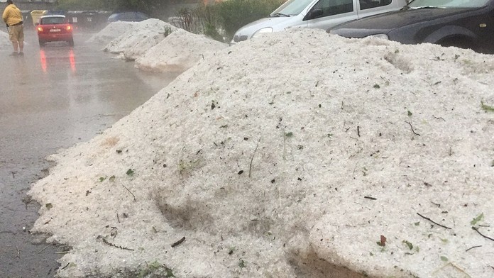 Českom sa prehnala búrka s krupami.