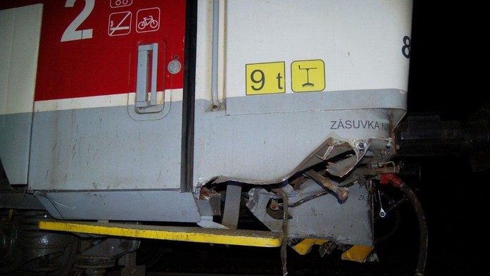 Vlak sa zrazil s traktorom.