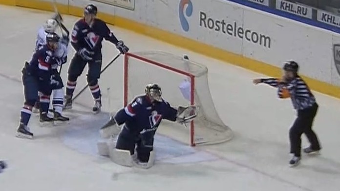 Justin Pogge protestuje proti uznaniu sporného gólu.