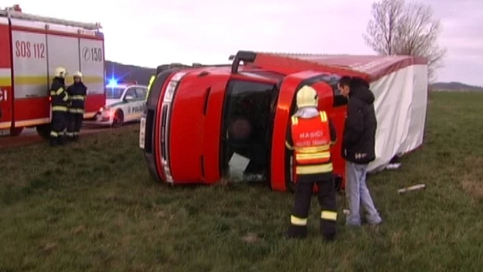 Sfúknutý kamión z cesty pri Moldave.