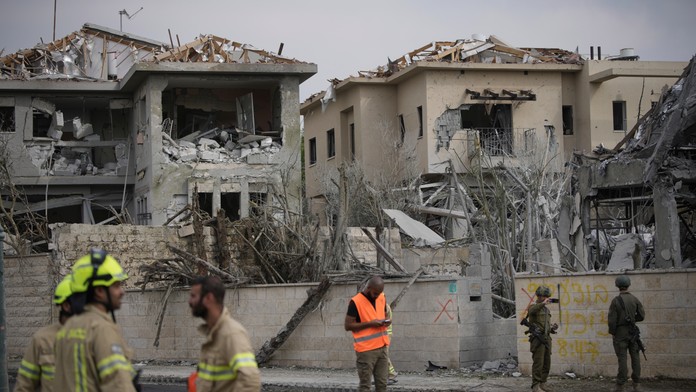 Záchranári a hasiči zasahujú po raketovom útoku iránskej armády na mesto Nes Cijona v strednej časti Izraela.