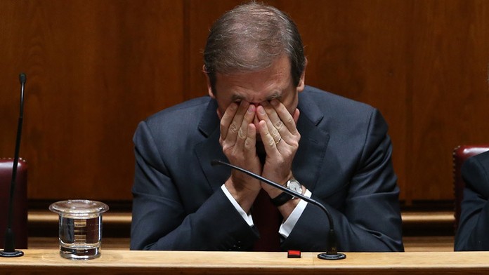 Portugalský premiér Pedro Passos Coelho si pretiera oči počas rokovania parlamentu o dôvere vláde.