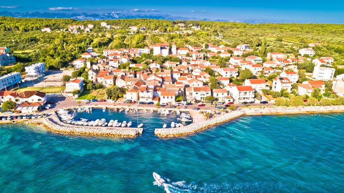 Obľúbené chorvátske prímorské mesto spravilo kurióznu chybu. Omylom nútilo turistov k obnažovaniu