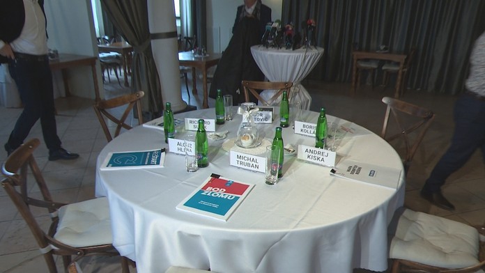 Letuška meria teplotu pasažierom.