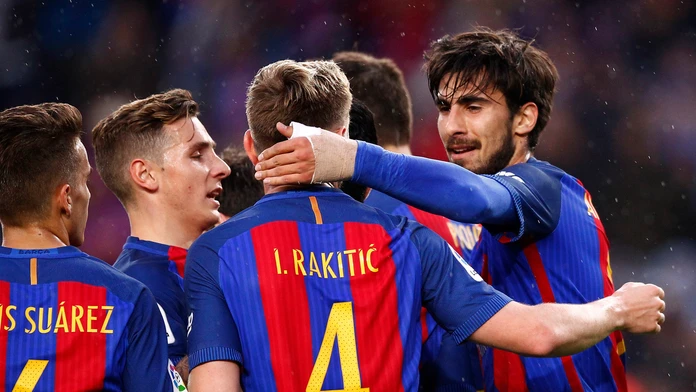Radosť hráčov Barcelony z gólu v ligovom dueli proti Osasune.