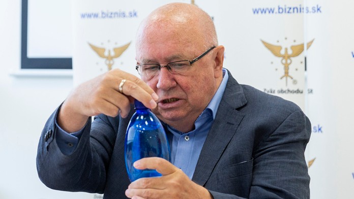 Nela počas maskovania.