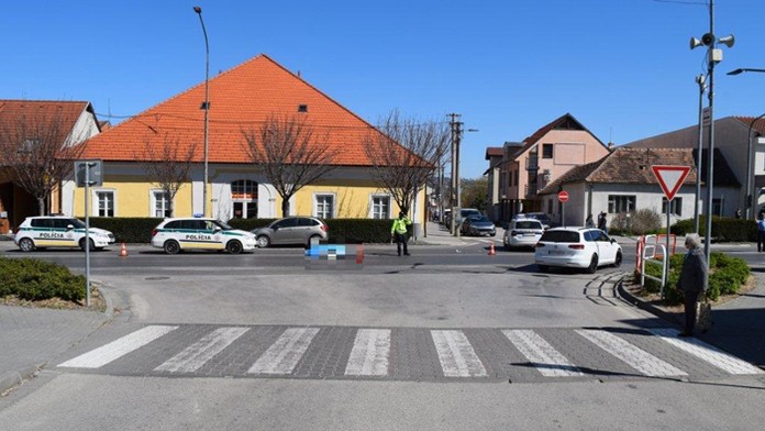 Auto po nehode pri Vrbovom.