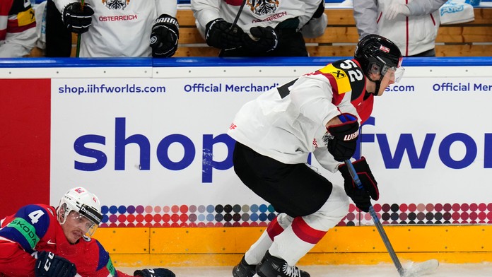 Nórsky hráč Johannes Johannesen (vľavo) bojuje o puk s Rakúšanom Paulom Haberom.
