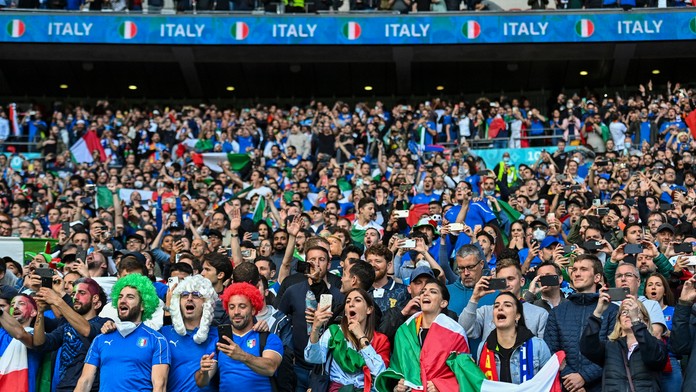 Skandujúci talianski fanúšikovia.