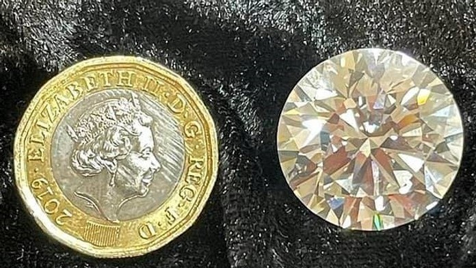 Nájdený diamant (vpravo).