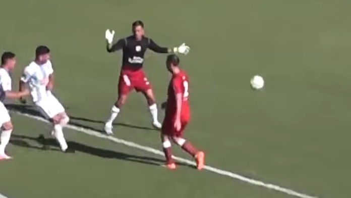 Loptu, ktorá sa po zbabranom výkope odrazila od obrancu Belgrana priamo k nohám útočníka domácich.