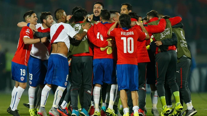Hráči Čile sa tešia po postupe do finále po výhre nad Peru 2:1 na Copa America.