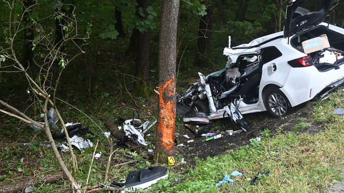 Zdemolované auto pri obci Kľačno po náraze do stromu.